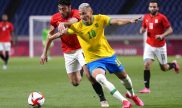 Richarlison se marcha de un jugador de Egipto. Cuotas España vs Brasil, Olimpiadas 2020.