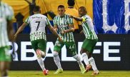 Jonatan Álvez celebra un gol junto a sus compañeros. Cuotas y picks Patriotas vs Atlético Nacional.