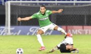 Michael Chacon salta para evitar a un rival. Pronósticos América de Cali vs Atlético Nacional.
