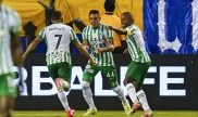 Jonatan Alvez festeja un gol con sus compañeros. Cuotas Jaguares de Córdoba vs Atlético Nacional.