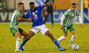 Jonathan Marulanda y Jader Valencia luchan por el balón. Picks Atlético Nacional vs Millonarios