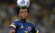 Juan Cuadrado remata un balón de cabeza. Cuotas Colombia vs Paraguay, Eliminatorias Conmebol.