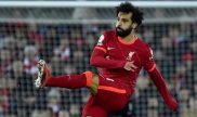 Imagen de Mohamed Salah en el momento de golpear el balón. Pronósticos Everton vs Liverpool.