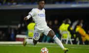 El brasileño Vinicius Jr conduce el balón. Pronósticos Real Madrid vs Atlético Madrid, LaLiga.