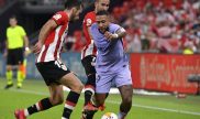 Memphis Depay trata de zafarse de dos defensas. Cuotas y picks Athletic de Bilbao vs Barcelona.