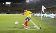 James Rodríguez bota un saque de esquina. Cuotas y picks Colombia vs Perú, Eliminatorias Conmebol.