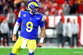 Matthew Stafford observa una jugada en la imagen. Cuotas y apuestas Super Bowl 56, Rams vs Bengals.