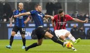 Giroud dispara ante la oposición de un defensa. Pronósticos Milan Vs Inter, Coppa Italia 2021-22.