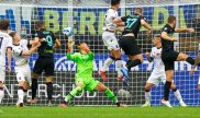 Milan Skriniar del Inter cabecea el balon frente al Bologna