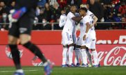 David Alaba y otros futbolistas del Real Madrid festejan un gol