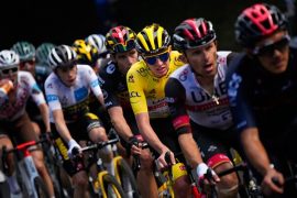 Richard Carapaz lidera un grupo de corredores en una carrera de la UCI