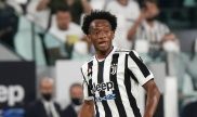 Juan Cuadrado de Juventus con la mirada en el balon