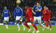 Sadio Mane del Liverpool busca el balon contra el Everton