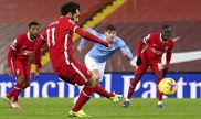Mohamed Salah ejecuta un penalti para Liverpool contra Manchester City