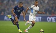 Kylian Mbappe del PSG se quita una marca ante el Marsella
