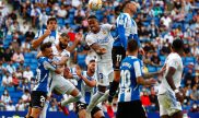 Eder Militao del Real Madrid en juego aereo contra el Espanyol
