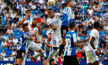 Eder Militao del Real Madrid en juego aereo contra el Espanyol