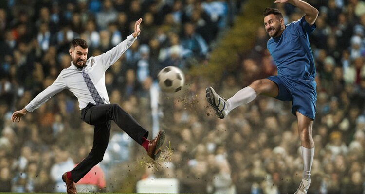 Un apostador y un jugador tratan de golpear el balón. Cómo apostar en el fútbol en Colombia.