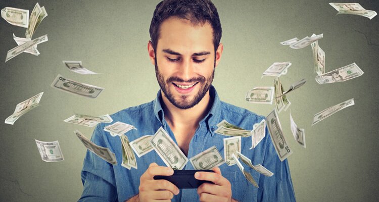 Imagen de un apostador sujetando su teléfono. Cómo Apostar En Las Apuestas A Largo Plazo.