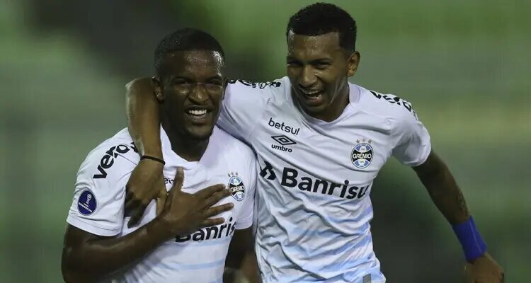 Elias Manoel y Leonardo Alves celebran un gol con Gremio. Apuestas Copa Sudamericana 2021.