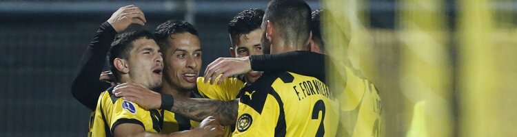 Álvarez Martínez, de Peñarol, celebra un gol con sus compañeros. Apuestas Copa Sudamericana.