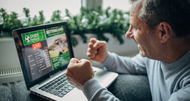 Imagen de un apostador celebrando un pronóstico acertado. Cómo apostar en la Copa del Mundo.