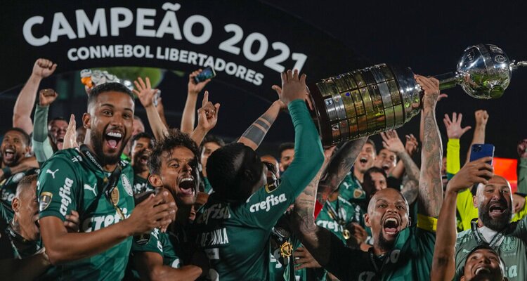 Varios jugadores de Palmeiras levantan el trofeo. Cuotas y favoritos de la Copa Libertadores 2022.