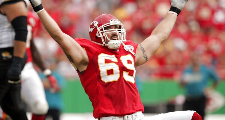 Imagen de Jared Allen celebrando el éxito en una jugada. Cuotas y cómo apostar en la NFL.