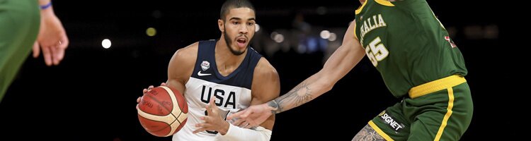 Jayson Tatum controla el balón contra Australia. Cuotas y pronósticos Juegos Olímpicos 2020