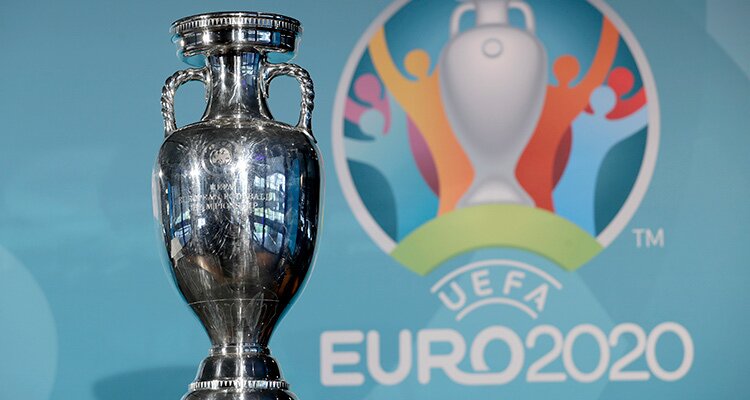 Trofeo y logo de la próxima Euro 2020. Encuentra toda la información para tus apuestas en la Eurocopa.